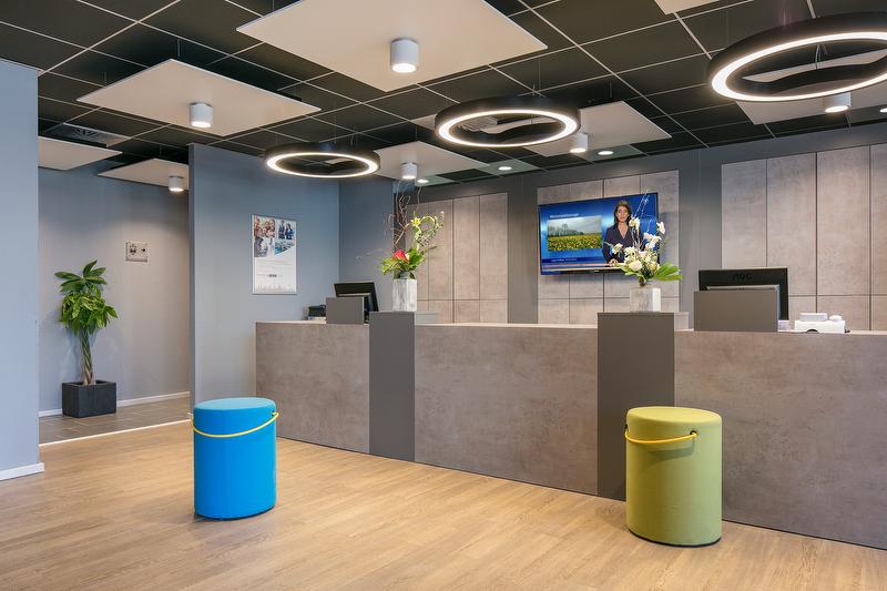 фото SPC-ламинат в гостинице стойка рецепции